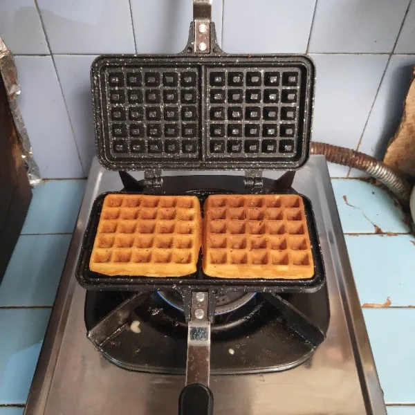 Balik cetakan, kemudian buka dan angkat waffle. Dinginkan di atas cooling rack dan siap untuk disajikan.