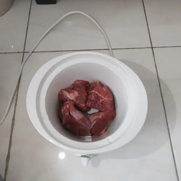 Siapkan daging sapi.