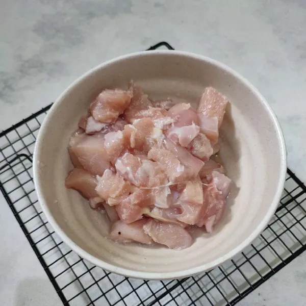 Potong dadu ayam fillet lalu beri garam, merica, serta perasan jeruk nipis. Diamkan 30 menit di dalam kulkas.