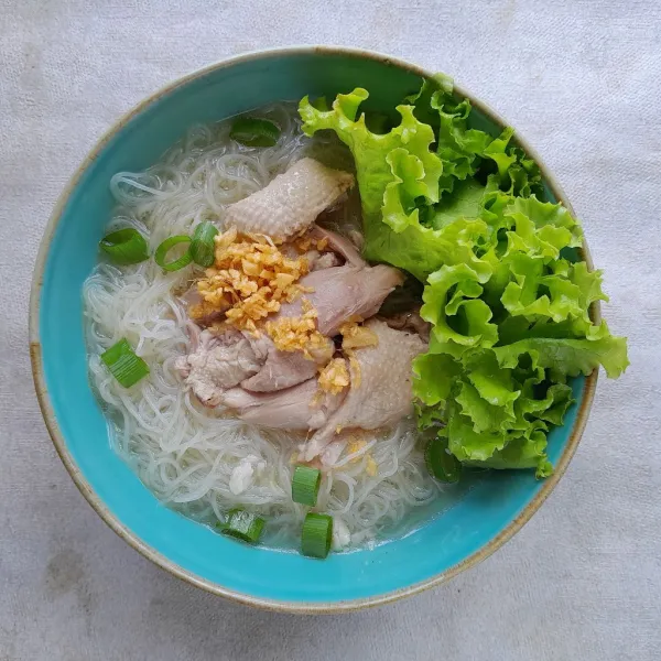 Penyajian : Siapkan mangkok, masukkan secukupnya bihun yang sudah di bumbui, tambahkan kuah kaldu panas dan daun selada secukupnya. Kemudian beri potongan daging bebek dan secukupnya minyak bawang. Siap di sajikan dengan pelengkap yang lain.