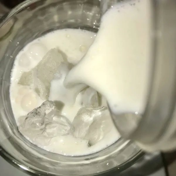 Blender susu dengan sedikit es batu, kemudian tuang ke dalam gelas.