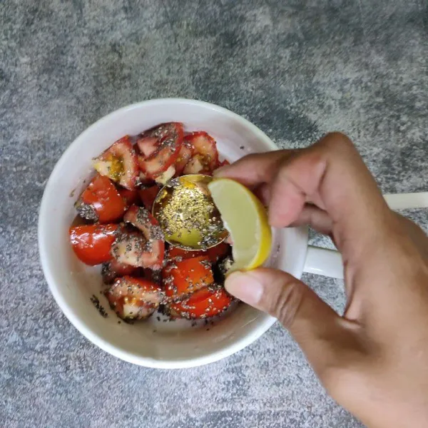 Tambahkan perasan jeruk lemon. Aduk rata.