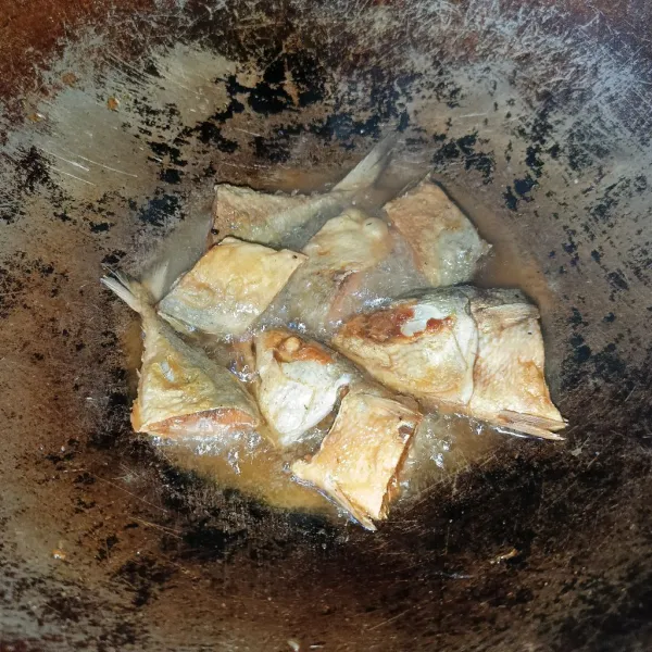 Goreng ikan asin pedas sampai matang, angkat dan tiriskan.