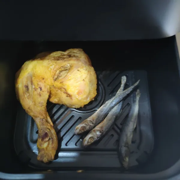 Goreng atau air fryer ayam ungkep dan ikan asin cue.