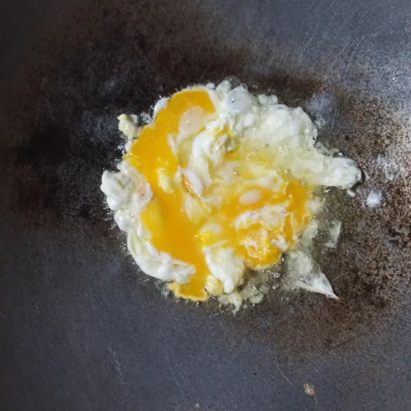 Goreng telur dulu, kemudian orak arik telur, sisihkan.