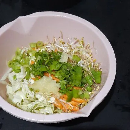 Tambahkan daun bawang, seledri dan bawang putih.