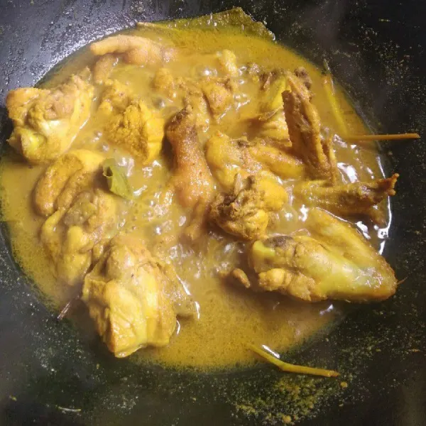 Kemudian masukkan ayam dan air, tambahkan garam dan gula pasir, tes rasa. Masak ayam sampai air menyusut.