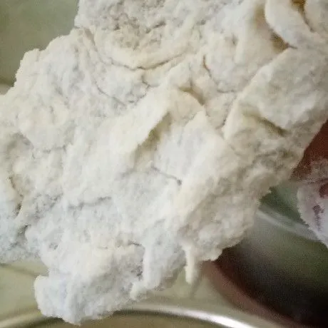Masukan ke dalam tepung kering kembali sambil diaduk dan diremas supaya tepung menempel dan berbentuk bergelombang dan keriting