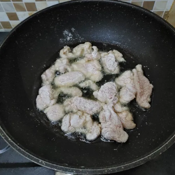 Panaskan wajan, beri minyak secukupnya, lalu goreng ayam sampai matang kecokelatan, angkat dan tiriskan.