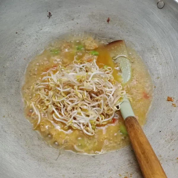 Kemudian masukkan tauge. Bumbui dengan garam, kaldu bubuk dan saus tiram.