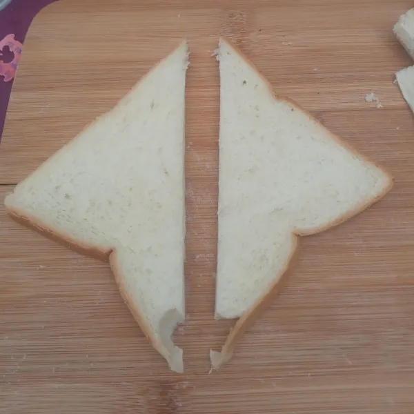 Belah 2 roti tawar menjadi bentuk segitiga