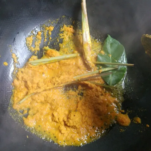 Panaskan minyak goreng lalu tumis bumbu yang sudah dihaluskan. Kemudian tambahkan daun salam dan sereh. Tumis sampai wangi.