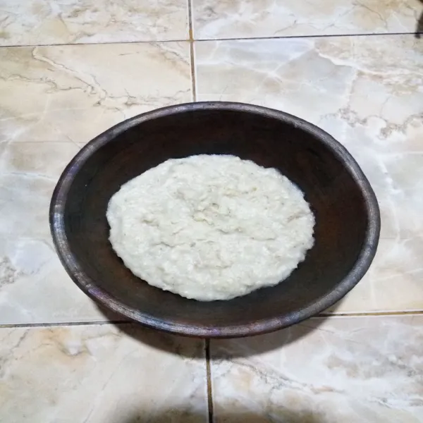 Siapkan bubur oats ke dalam mangkuk.