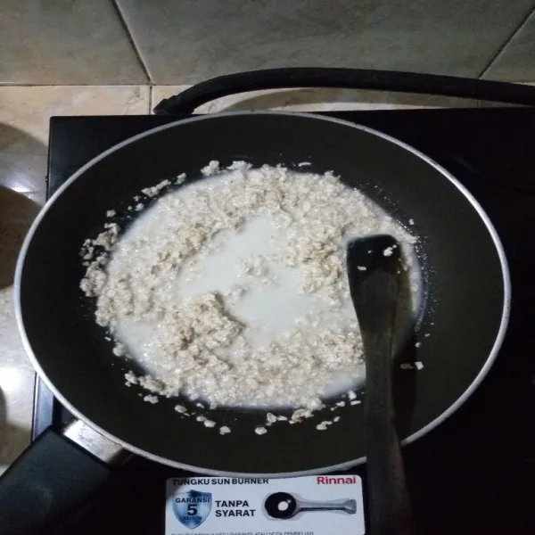 Tambahkan air sambil diaduk rata.