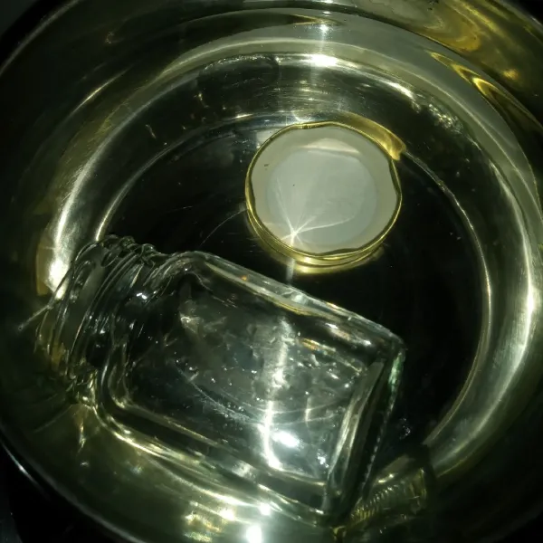 Pertama rebus toples kaca selama 5 menit untuk mesterilkan wadahnya. Keringkan sampai benar-benar kering, tidak lembab apalagi ada sisa air.