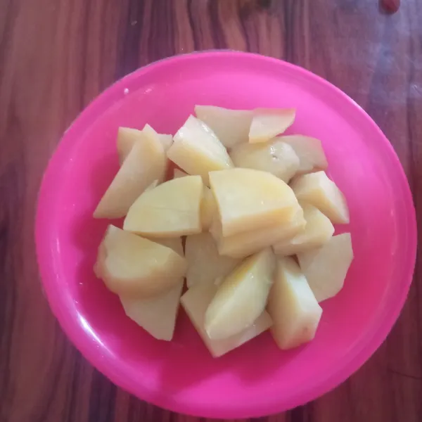 Kupas kentang, potong-potong, lalu kukus. Setelah dikukus, lumat kentang hingga halus, biarkan hingga suhu ruang. Sisihkan