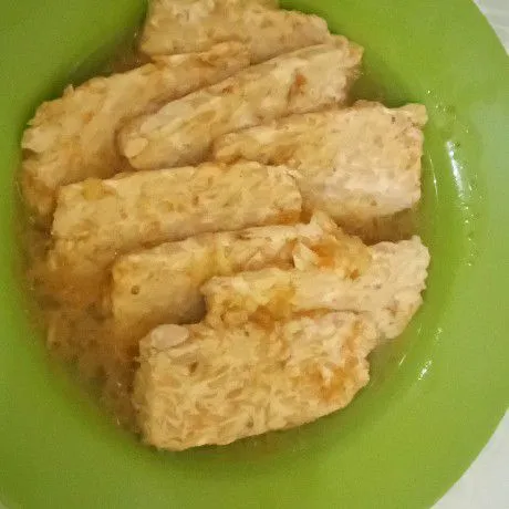 Potong potong tempe lalu marinasi tempe sekitar 15 menit