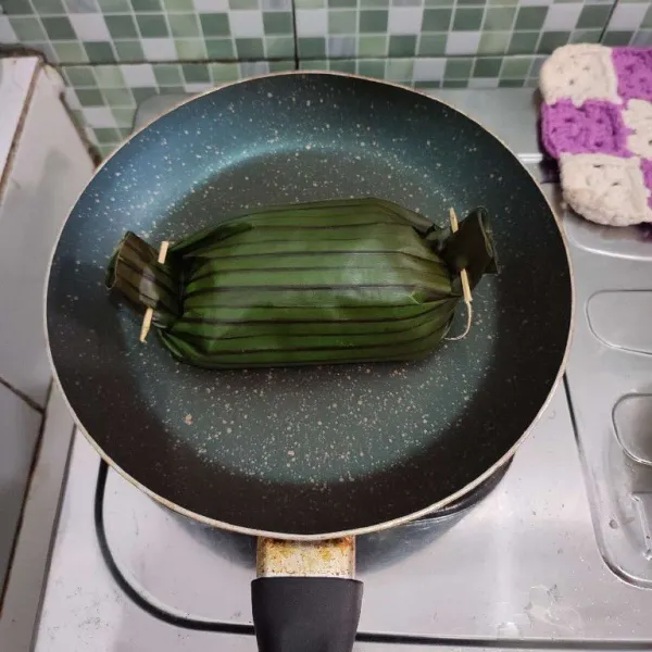 Panggang di atas teflon hingga set dan tercium bau smokey. Kemudian matikan api.
