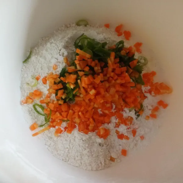 Campur tepung terigu, tepung tapioka, bawang putih, garam, lada bubuk, kaldu bubuk, wortel dan daun bawang, aduk rata.