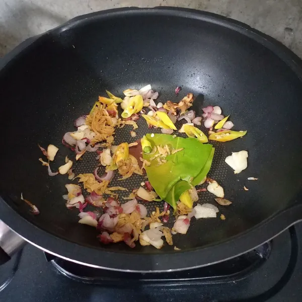 Tumis irisan bawang sampai harum. Masukkan rebon, cabai rawit, lengkuas, dan daun salam. Tumis lagi sampai layu.