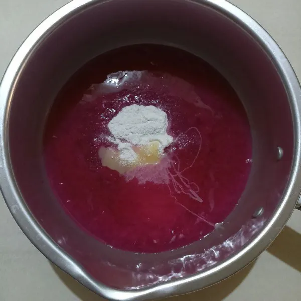 Tuang air blenderan ke dalam panci. Tambahkan bubuk agar-agar dan skm. Aduk merata dan masak sampai mendidih. Angkat.