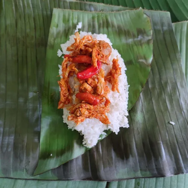Beri ayam suwir pedas diatasnya.