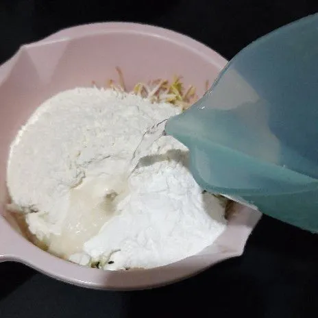 Masukkan tepung terigu dan tepung beras, kemudian tambahkan air sedikit demi sedikit sambil di aduk hingga rata.