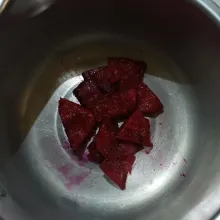Cuci bersih kulit buah naga dan potong-potong.