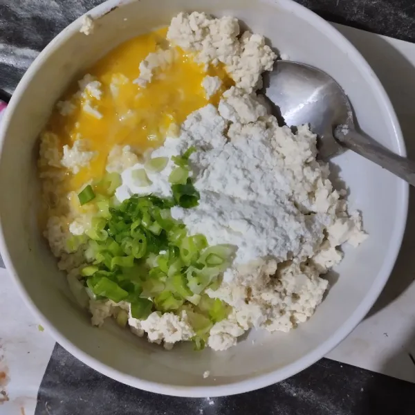Tambahkan tepung terigu, telur, daun bawang, garam, lada dan kaldu bubuk. Aduk rata.