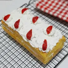 Kemudian belah cake jadi 2 oles buttercream di ke 2 cake taburi potongan strawbery kemudian ditumpuk, oles atasnya lagi dan beri strawbery, potong dan sajikan.