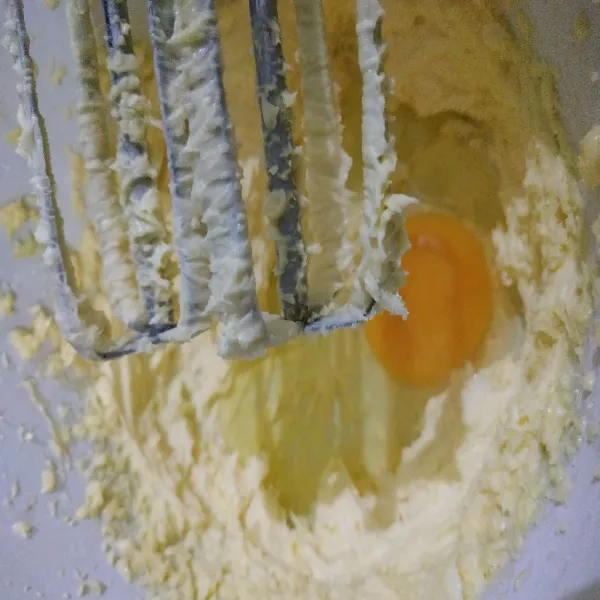 Masukkan telur mixer, kembali hingga tercampur rata.