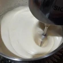 Kocok bahan A hingga kental berjejak.