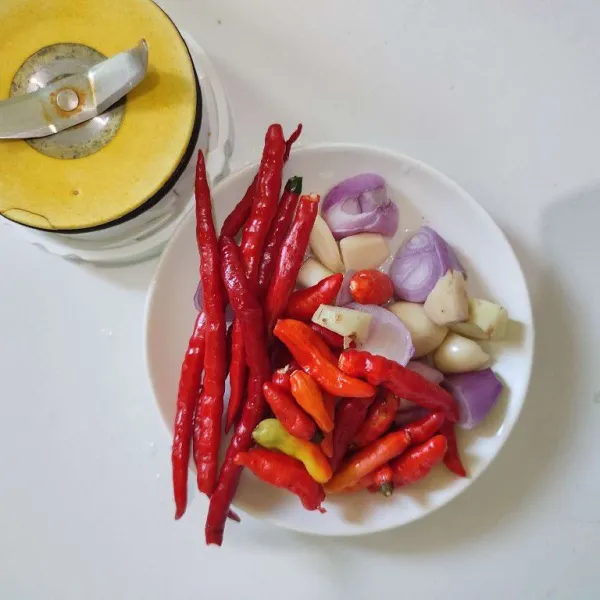 Siapkan semua bahan bumbu halus. Kemudian blender hingga halus.