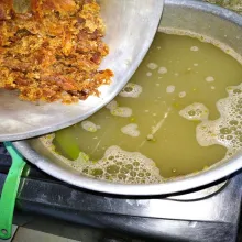 Masukkan gula merah dan gula pasir, aduk rata.