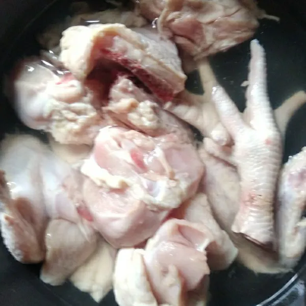 Siapkan ayam yang sudah dipotong . Cuci bersih di air mengalir lalu simpan dalam wadah.