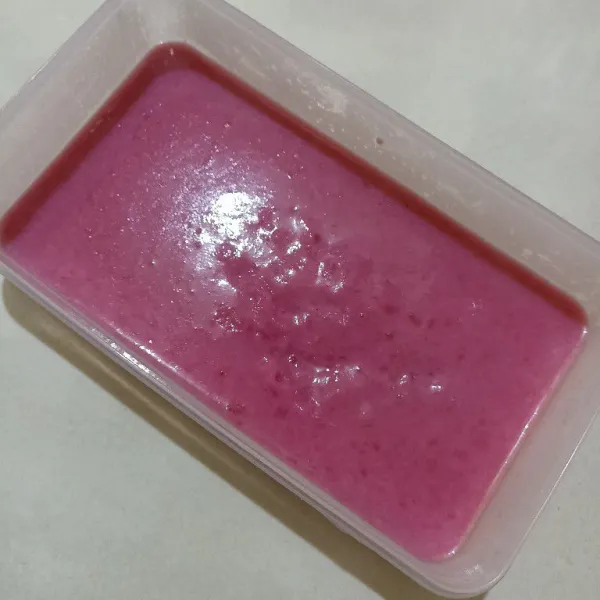 Tuang adonan jelly ke dalam cetakan. Biarkan dingin atau masukkan ke dalam kulkas.