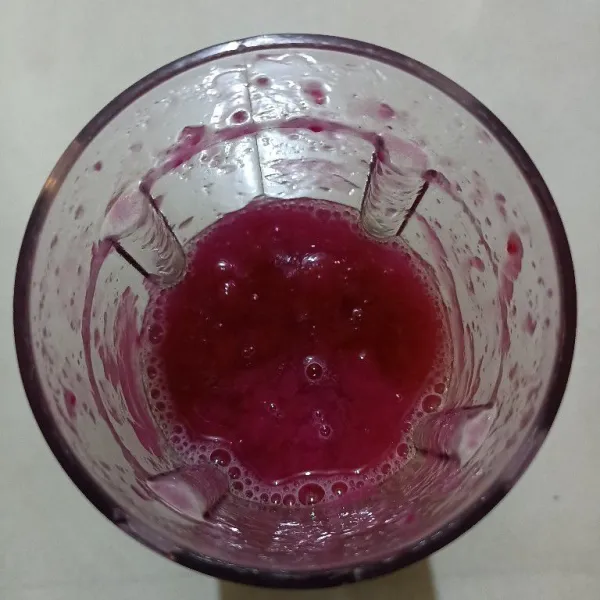 Blender air dan kulit buah naga sampai halus.