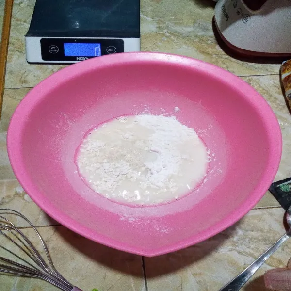 Tambahkan garam, aduk hingga tercampur rata.