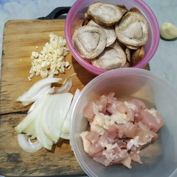 Cincang ayam dan iris tipis jamur. Cincang bawang putih dan iris bawang bombay.