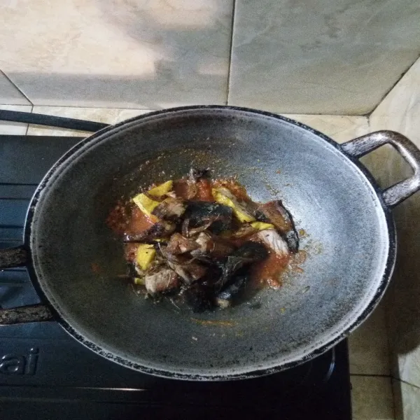Masukkan tahu goreng dan tongkol goreng. Aduk rata.