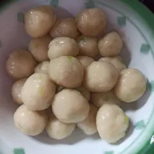 Sajikan cilok dengan saus sambal.