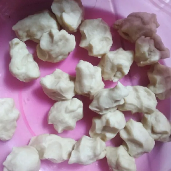 Setelah itu bagi adonan menjadi masing-masing 20 gram.