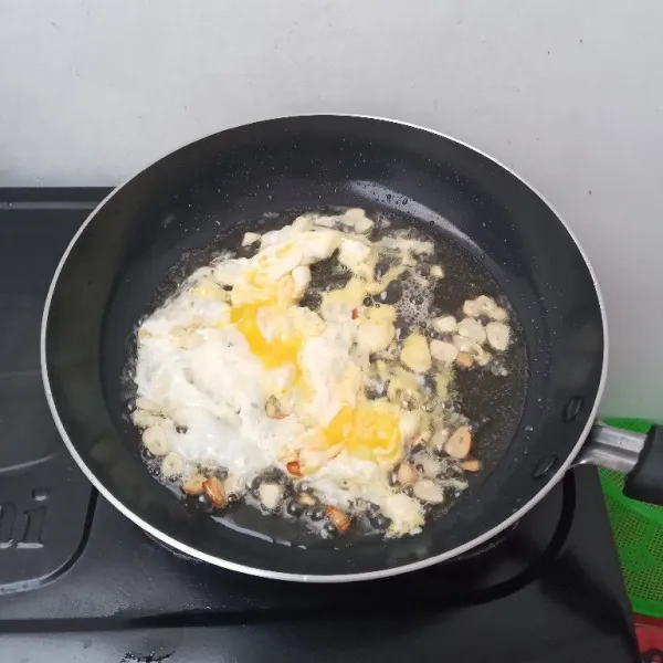 Masukkan telur, masak orak arik