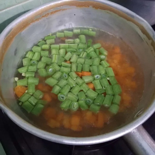 Rebus wortel dan buncis hingga ½ matang lalu tiriskan.