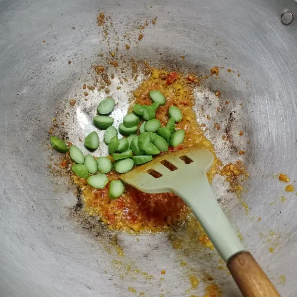 Masukkan petai, aduk rata.
