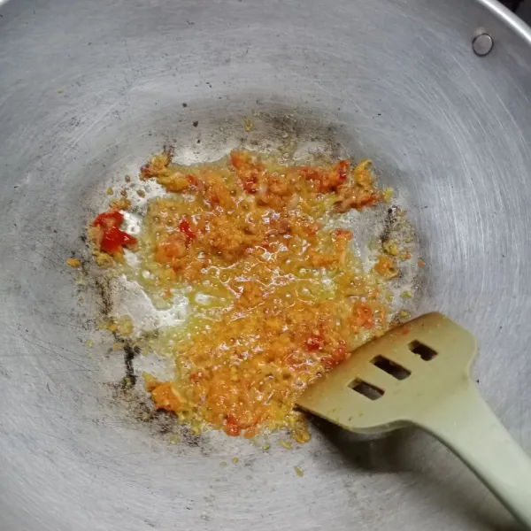 Panaskan 3 sdm minyak. Tumis bumbu halus sampai harum dan matang.
