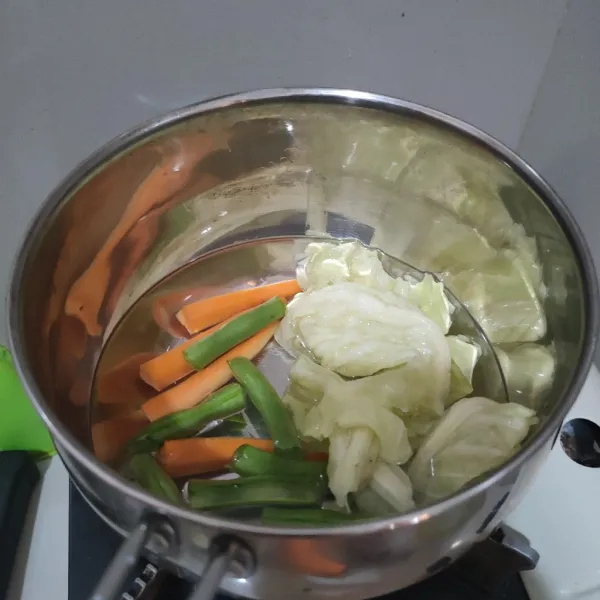 Rebus lalapan, seperti kol, wortel dan buncis yang sudah dipotong.