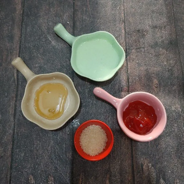 Bahan membuat saos, siapkan semua bahan : air perasan lemon, madu, saos tomat dan gula pasir. Untuk bawang putih cincang kasar.