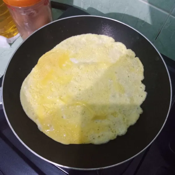 Kocok lepas telur, bikin telur dadar di teflon hingga matang, sisihkan.