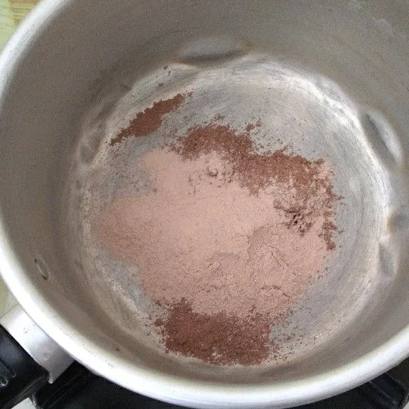 Campur tepung jelly dan susu bubuk cokelat ke panci.